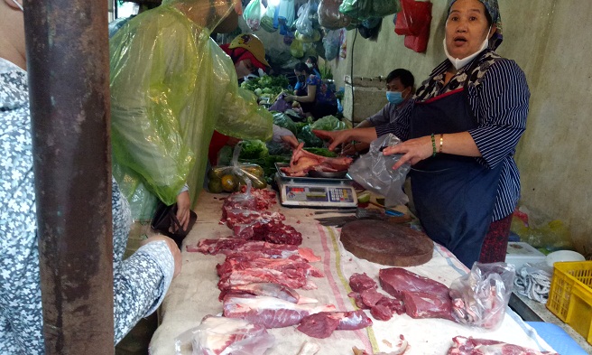 Nhưng một số tiểu thương vẫn còn tâm lý e ngại, lấy hàng cầm chừng
