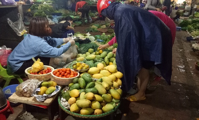 Các hàng hoa quả tươi cũng có nhiều khách mua, nhưng giá không thay đổi nhiều