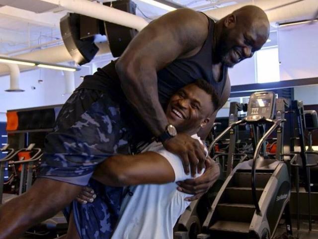 Thể thao - “Khổng lồ” 2m16, 147kg lần đầu tiên kinh ngạc bởi 1 võ sĩ MMA