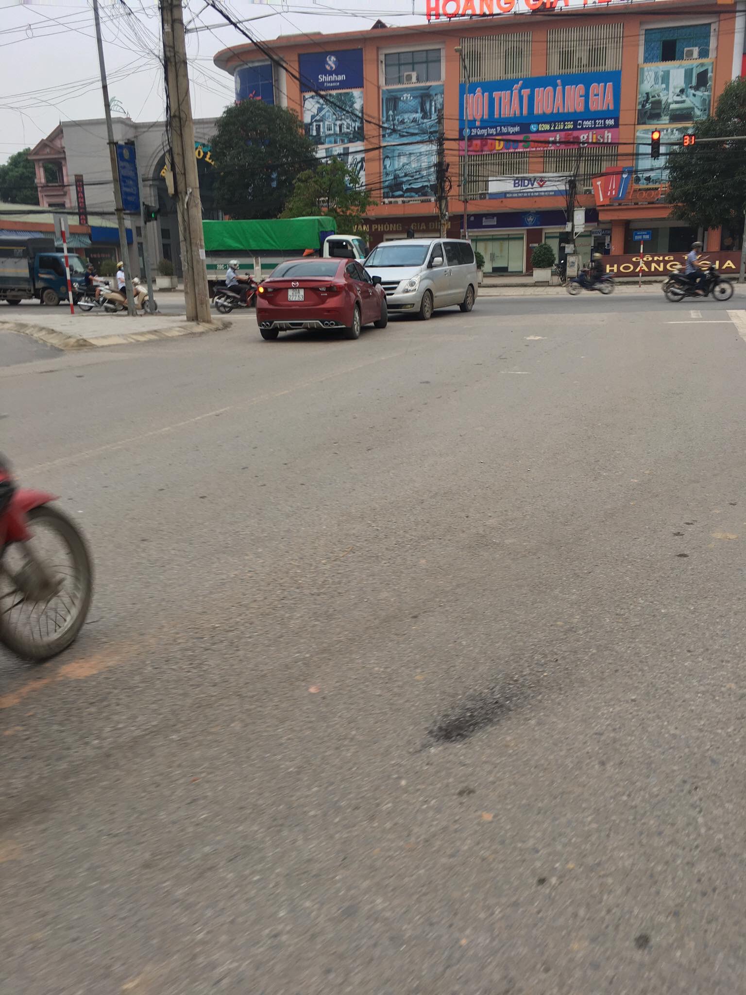 Hai chiếc xe đối đầu giữa khu vực ngã ba khoảng 10 phút.
