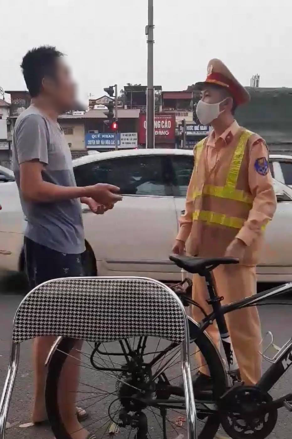  Anh T. bị CSGT nhắc nhở khi không đeo khẩu trang ra đường