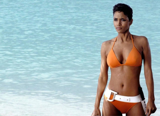 Vai diễn Jinx Johnson của Halle Berry trong "Die Another Day" đã cho cô một cảnh nóng "để đời"