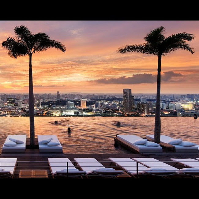 Marina Bay Sands, Singapore: Bể bơi trên đỉnh khách sạn Marina Bay Sands là điểm đến hấp dẫn của hội con nhà giàu châu Á.
