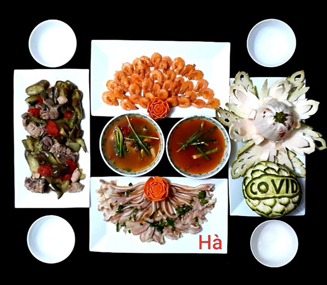2. Không muốn các món ăn trông quá đơn giản, kém hấp dẫn, chị Hà bỏ công sức ra ngồi tỉa tót, trang trí, chẳng hạn như quả bưởi có chữ &#34;Covid&#34; này.
