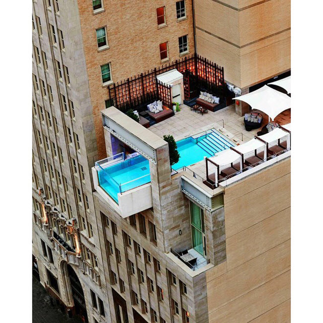 Joule, Mỹ: Bể bơi trên đỉnh khách sạn Joule là một địa điểm lý tượng để chiêm ngưỡng toàn cảnh thành phố Dallas.
