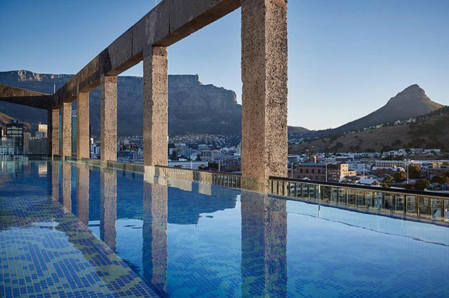 Silo, Nam Phi. Bể bơi trên đỉnh khách sạn cho phép du khách có thể chiêm ngưỡng toàn cảnh thành phố Cape Town.
