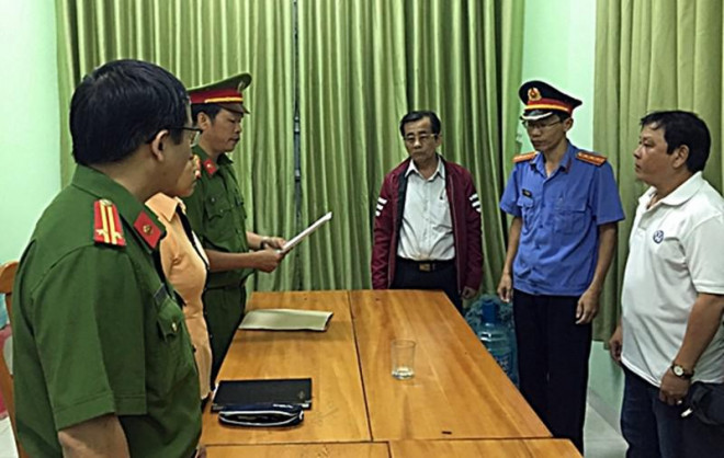 Công an đọc quyết định khởi tố bị can Đỗ Ngọc Điệp (áo khoác đỏ).