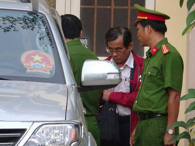 Công an đưa ông Đỗ Ngọc Điệp về khám xét nhà riêng.