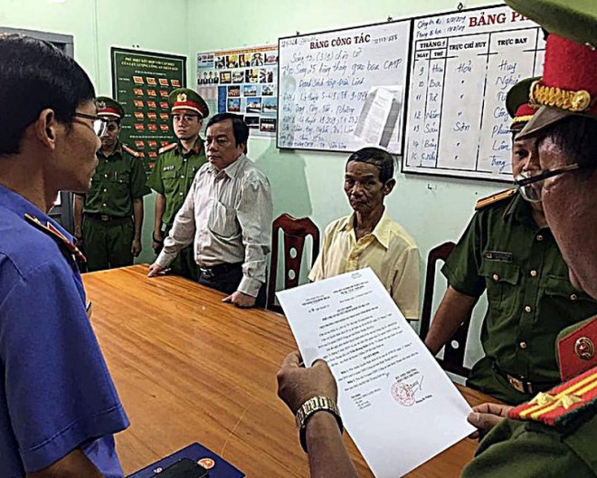 Công an đọc quyết định khởi tố bị can Trần Hoàng Khôi (áo trắng).