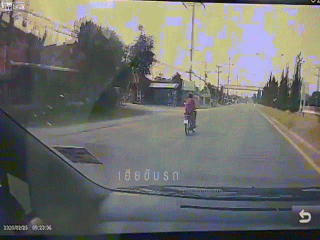 Video: Cái kết "đắng ngắt" cho nam thanh niên phóng xe "diễn xiếc" trên đường