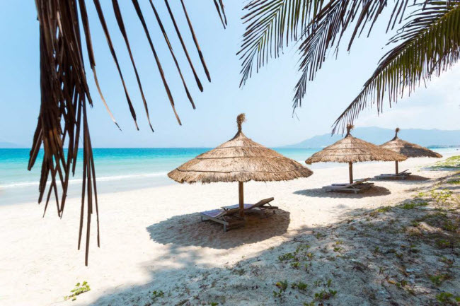 Dốc Lết, Việt Nam: Trên bán đảo Hòn Khói ở Khánh Hòa, du khách có thể tìm thấy một bãi biển cát trắng với phong cảnh nguyên sơ.
