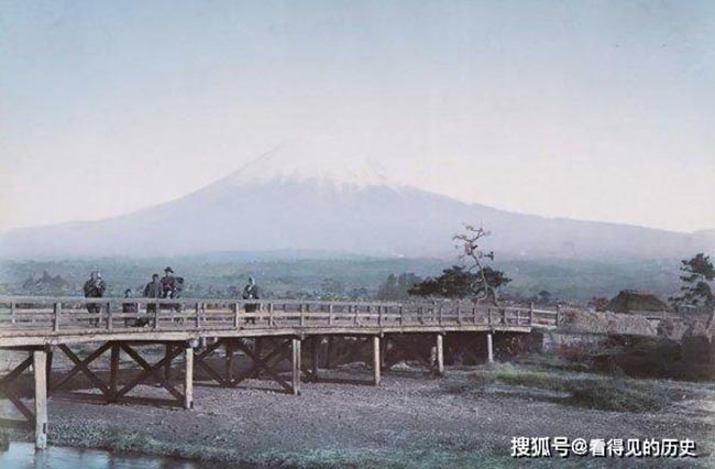 Vào thế kỷ 19, Nhật đang ở trong thời điểm lịch sử có nhiều thay đổi. Hình ảnh ngọn núi Phú Sĩ trắng xóa trên đỉnh đồi xa xa vẫn còn tồn tại cho đến ngày nay.
