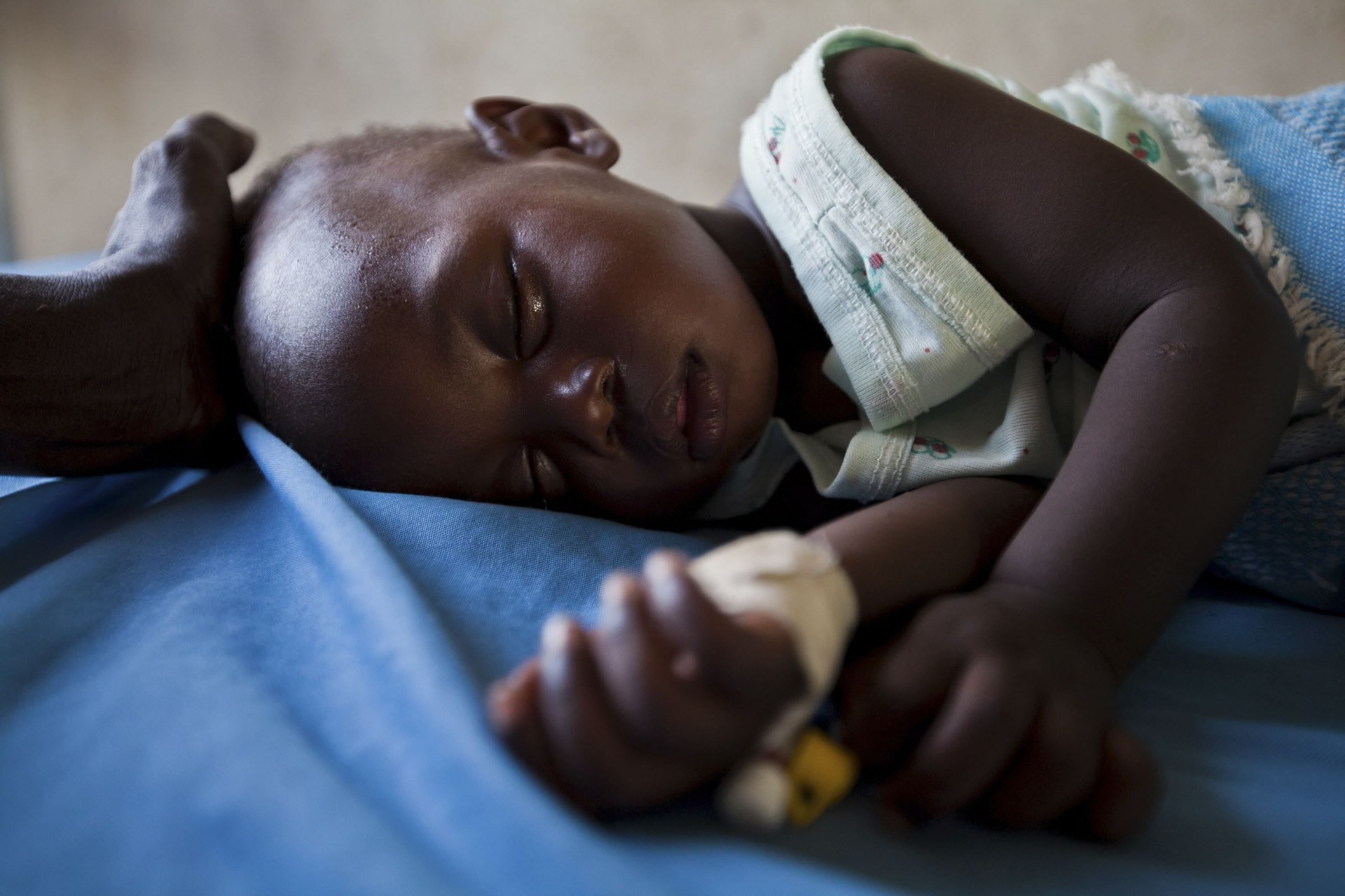 Một em bé đang điều trị sốt rét tại châu Phi (ảnh: Theconversation)