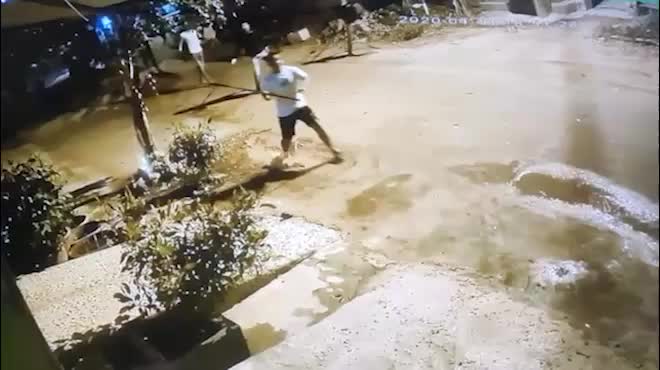 Hàng chục đối tượng mang hung khí truy sát nhau "như phim hành động"