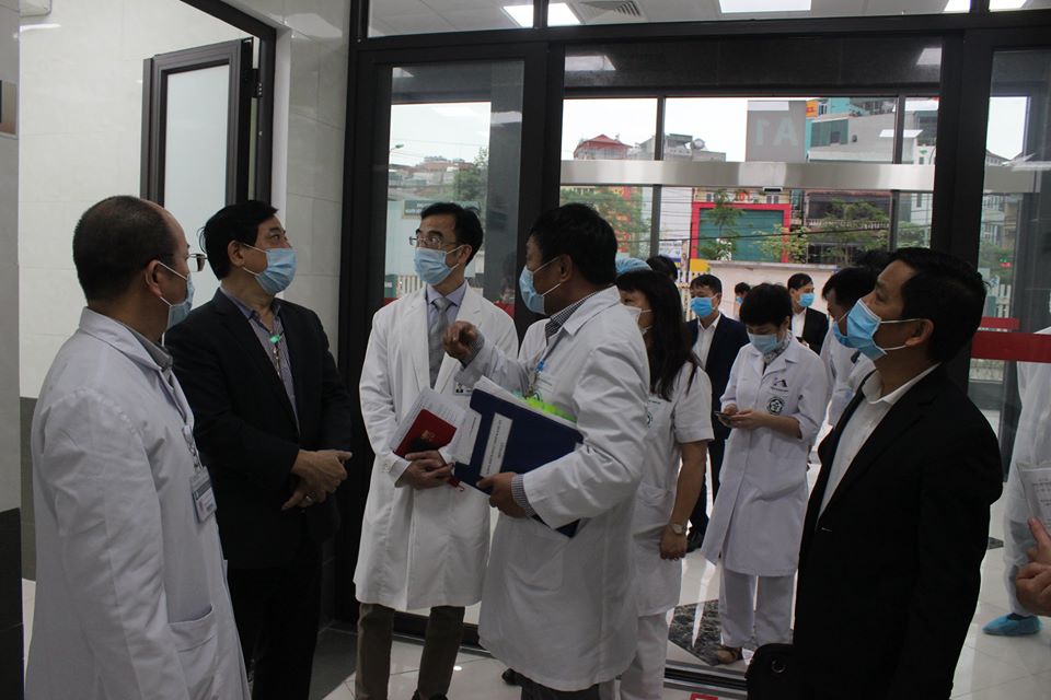PGS-TS Lương Ngọc Khuê, Cục trưởng Cục Quản lý khám, chữa bệnh (Bộ Y tế) làm việc với BV Bạch Mai. (Ảnh: Lê Hảo).