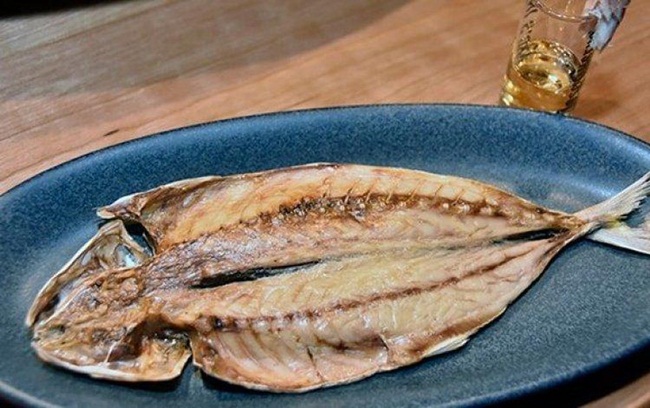 Điều đặc biệt là sau khi hoàn tất, chúng có mùi hôi,&nbsp;có thể so sánh với món cá trích&nbsp;Surströmming của người Thụy Điển.