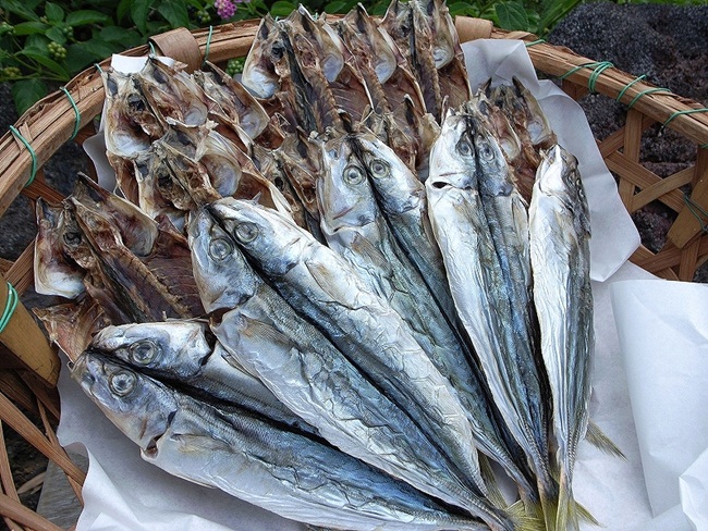 Món cá này được ăn bằng cách kết hợp cùng các món ăn khác và trộn với nước sốt hoặc trà.