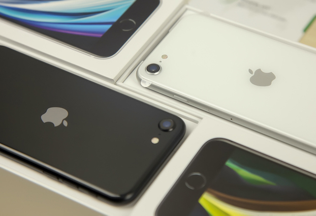 Theo giới thiệu của Apple, ngoài màu đen và trắng thì iPhone SE mới còn có phiên bản màu đỏ.