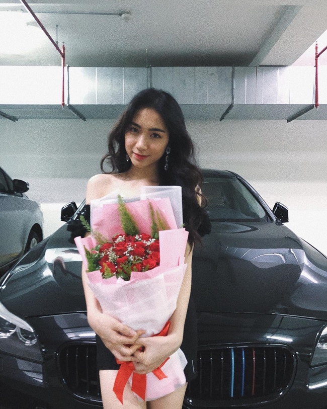 Tháng 3 vừa qua, khi được hỏi liệu thu nhập đi hát của Hòa Minzy có kiếm được 500 triệu đồng/tháng, cô liền đáp:&nbsp; &#34;Thật ra thì nghề của chị kiếm tiền không cố định, có thể vài ba ngày là có 500 triệu rồi. Cũng có thể kí hợp đồng xong một job là có 500 triệu, nhưng có những tháng không có show thì không có tiền&#34;.