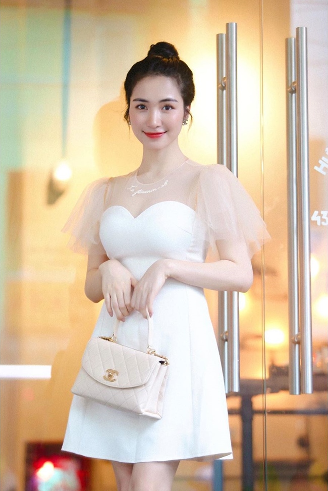 Ít ai biết rằng Hòa Minzy từng lâm cảnh nợ nần, trắng tay khi còn hẹn hò Công Phượng. Trong bài phỏng vấn vào tháng 7.2016, chính cô đã thừa nhận điều này. Nữ ca sĩ cho hay, vì tập trung cho Gương mặt thân quen và làm phim ngắn nên trong khoảng thời gian đó cô không kiếm được đồng nào, &#34;phải vay chỗ nọ đập vào chỗ kia&#34;.