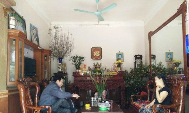 Hòa Minzy sinh ra trong gia đình thuần nông, cô là con thứ tư trong nhà. Ảnh: Một góc phòng khách trong căn nhà cũ trước đây của gia đình nữ ca sĩ.