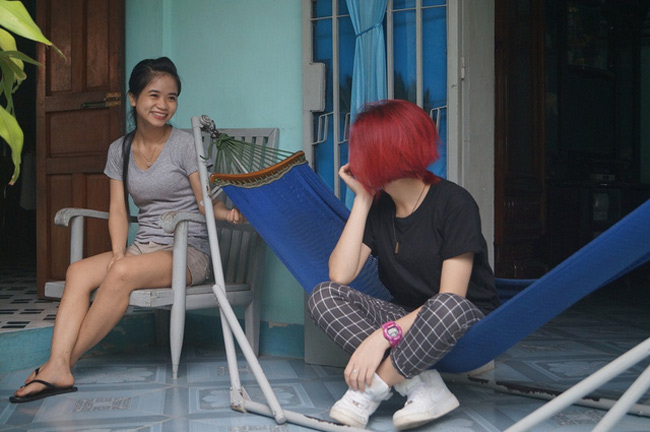 &#34;Ở quê tôi ngày xưa, gia đình nào cũng khó khăn. Đã thế, bố mẹ lại còn phải nuôi năm đứa con nên càng vất vả. Lúc còn khỏe mạnh, bố hay đi xây dựng ở các tỉnh xa. Mỗi chuyến như thế, mẹ và chị gái lại đi theo để phụ hồ&#34;, Hòa Minzy chia sẻ.
