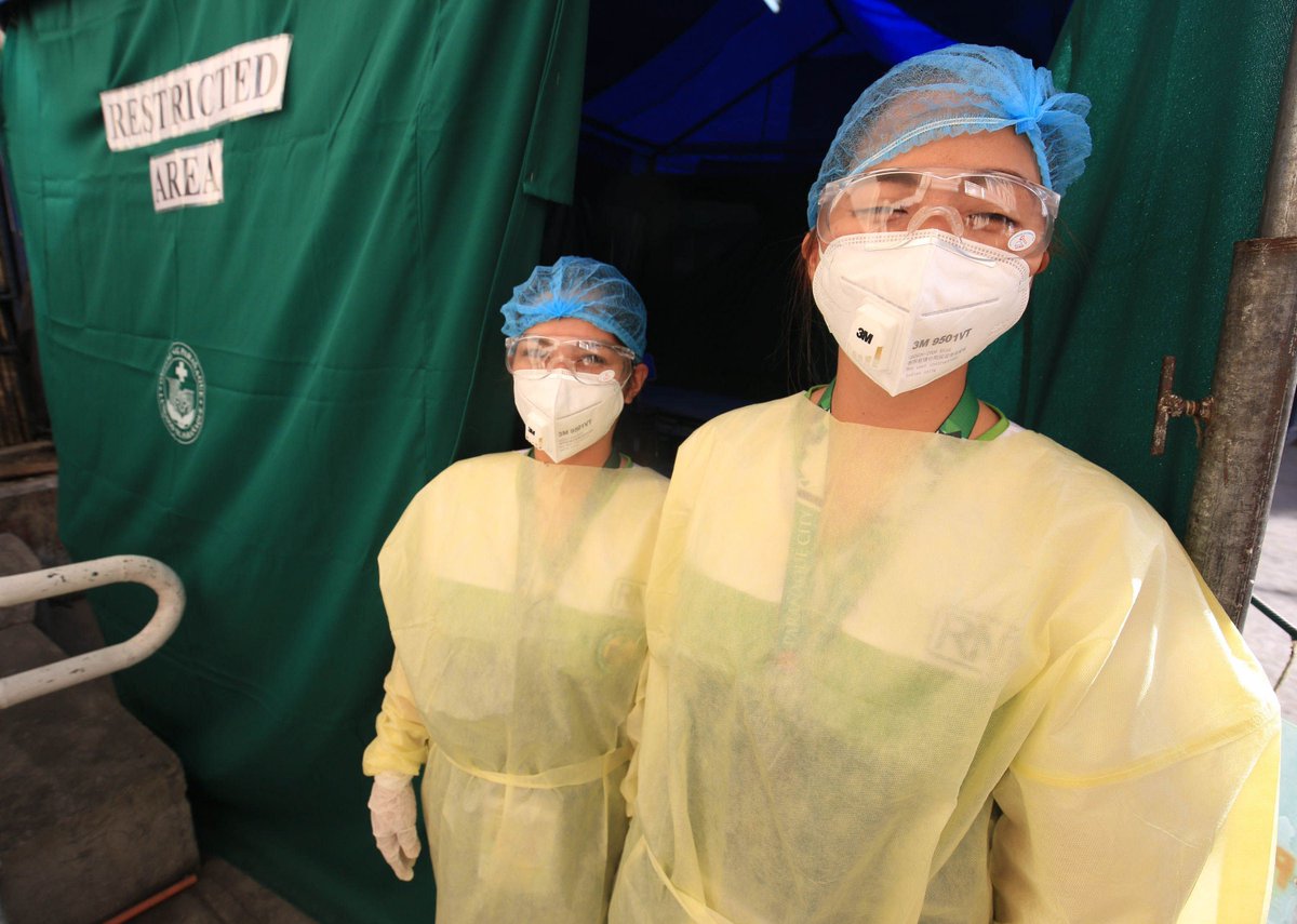 Hai y tá đang chuẩn bị đón bệnh nhân Covid-19 vào điều trị tại thành phố Paranaque, Philippines (ảnh: Philippinesnews)
