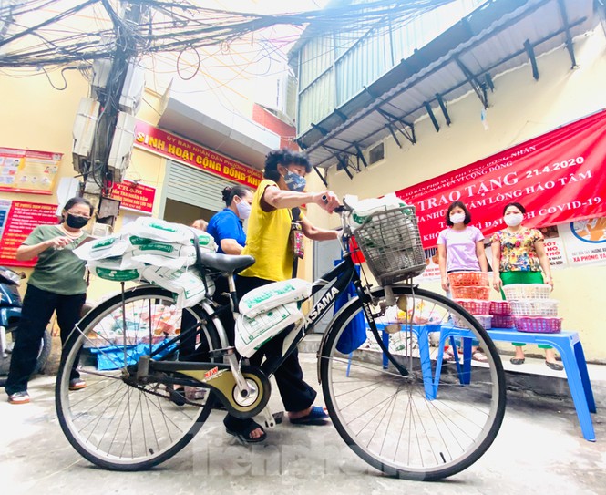 Những tấm lòng thiện nguyện sưởi ấm tình người mùa dịch COVID-19 - 10