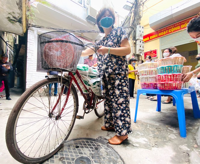 Những tấm lòng thiện nguyện sưởi ấm tình người mùa dịch COVID-19 - 11