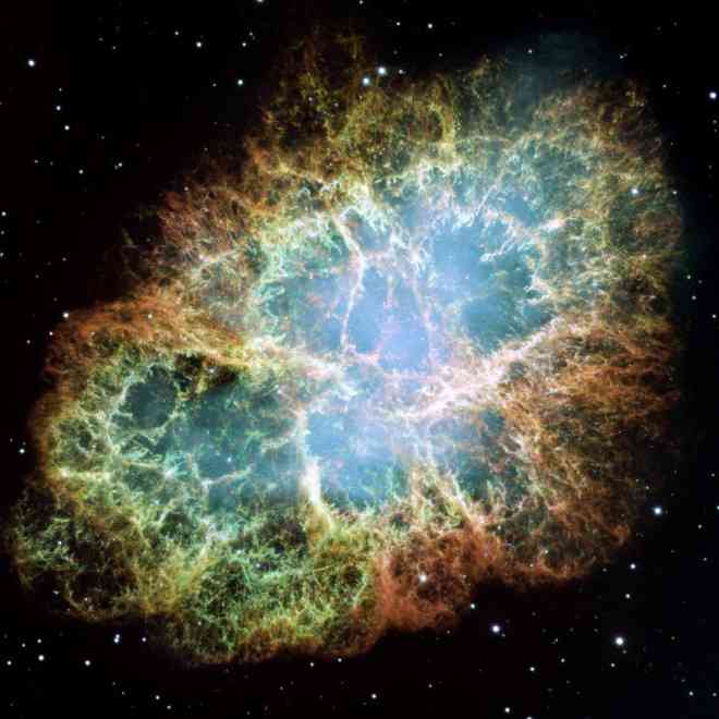 Tinh vân Con Cua (Messier 1), là một trong số những bức ảnh to lớn nhất từng được chụp bởi kính Hubble. Đây là tàn dư của một vụ nổ siêu tân tinh diễn ra vào năm 1054, khí bụi và vật chất của nó vẫn tiếp tục mở rộng đến tận ngày nay. Những sợi khí màu cam là vật chất của ngôi sao cũ chủ yếu là hydro, trong khi đó màu xanh lam là oxy trung tính, màu xanh lá là lưu huỳnh ion hóa. Nằm cách Trái Đất 6.500 năm ánh sáng, bức ảnh này được ghép lại từ 24 bức ảnh đơn chụp nhiều lần vào năm 2000.
