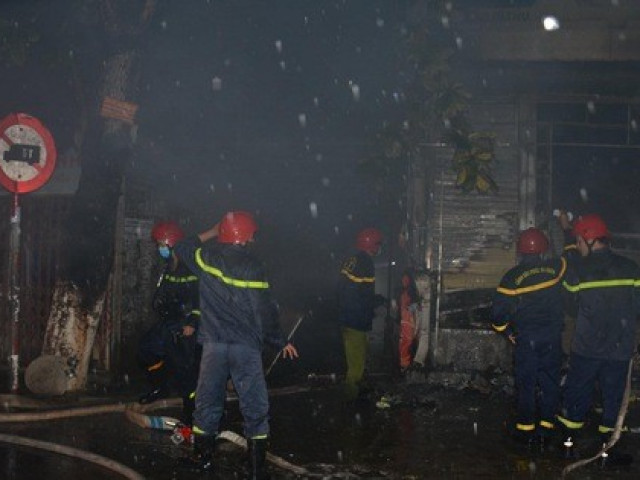 Tin tức trong ngày - Hỏa hoạn lúc rạng sáng, 5 người trên tầng 2 nhảy qua nhà hàng xóm thoát thân