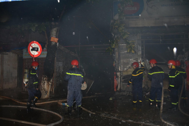 Lực lượng PCCC-CHCN tiến hành chữa cháy.