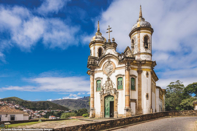 Nhà thờ São Francisco de Assis, Brazil: Nhà thờ được coi là biểu tượng kiến trúc của thị trấn Ouro Preto, nơi từng là một trung tâm khai thác mỏ giàu có. Ngoài ra, thị trấn cũng có nhiều công trình kiến trúc cổ kính khác.
