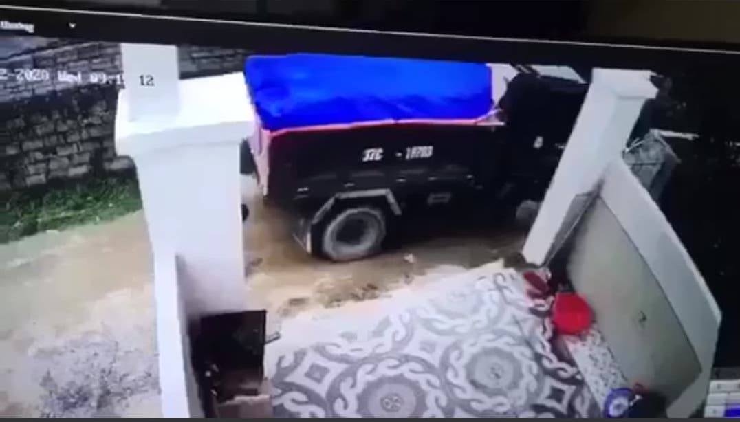 Hình ảnh chiếc xe cán trúng bé trai khiến nạn nhân tử vong.