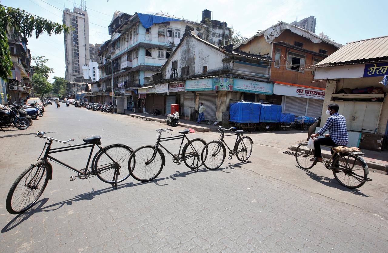 Xe đạp được sử dụng làm rào chắn để hạn chế giao thông tại Ấn Độ trong dịch Covid-19 (ảnh: Reuters)