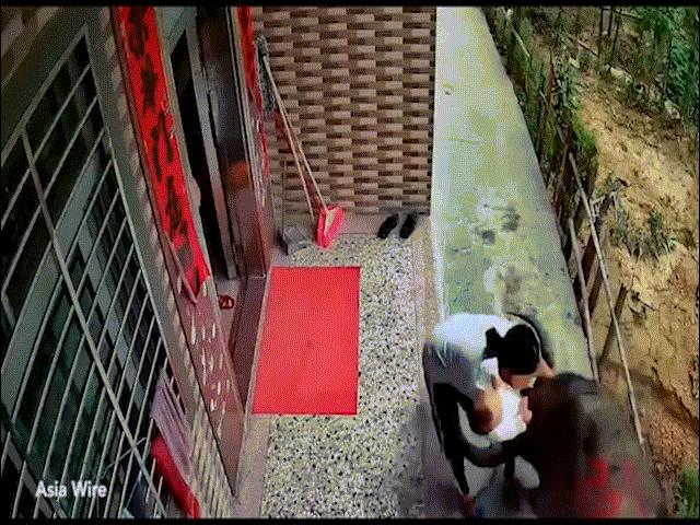 Phi thường - kỳ quặc - Trâu mộng từ đâu lao tới tấn công bà mẹ bế con đứng ở hiên nhà