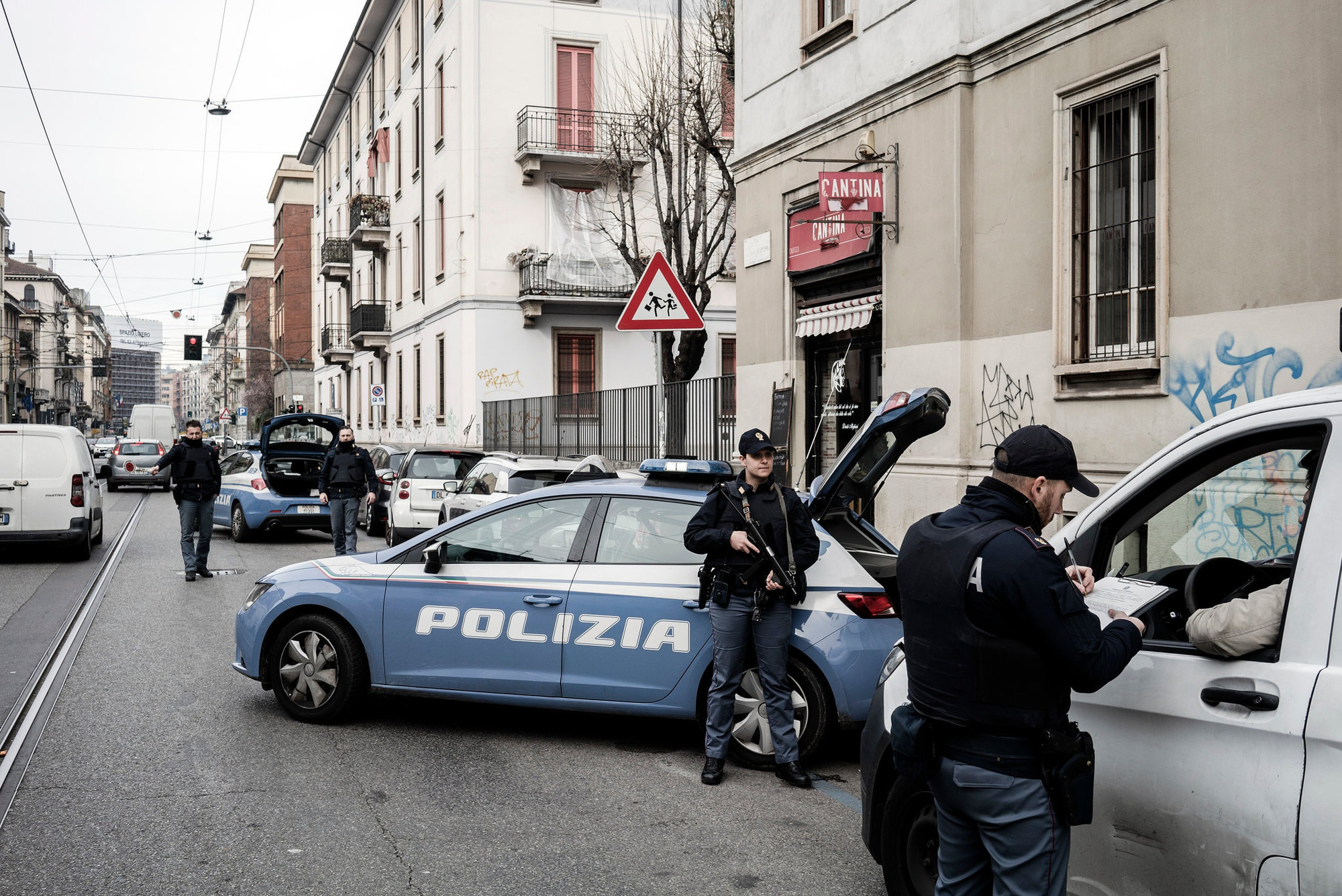 Một chốt kiểm dịch do cảnh sát Italia lập ra trong dịch Covid-19 (ảnh: NY Times)