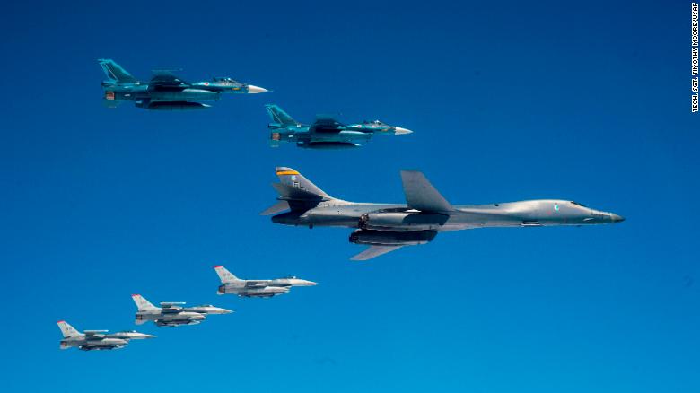 Oanh tạc cơ siêu thanh B-1 tham gia tập trận cùng Nhật Bản hôm 22.4.