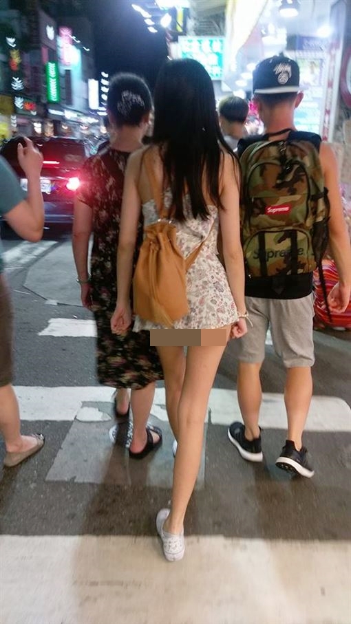 Cô gái đi dạo phố trong trang phục quá ngắn dẫn đến việc lộ vòng ba.