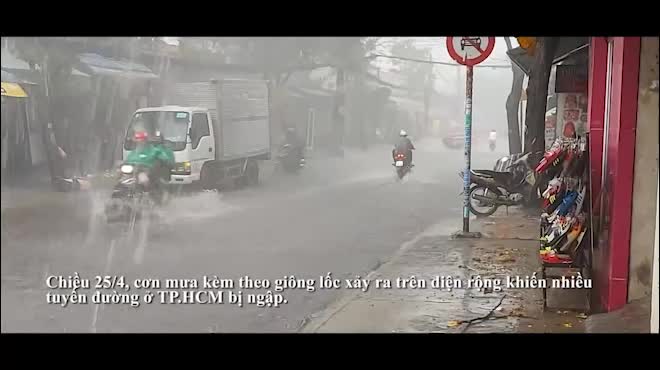 Mưa kéo dài 10 phút, đường phố Sài Gòn ngập như sông
