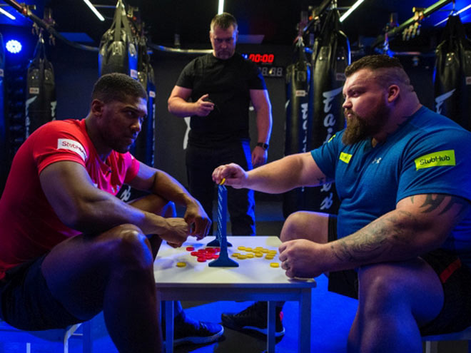 Joshua (1m98, 108kg, bên trái) đấu connect four với Eddie Hall (1m90, 164kg, phải)