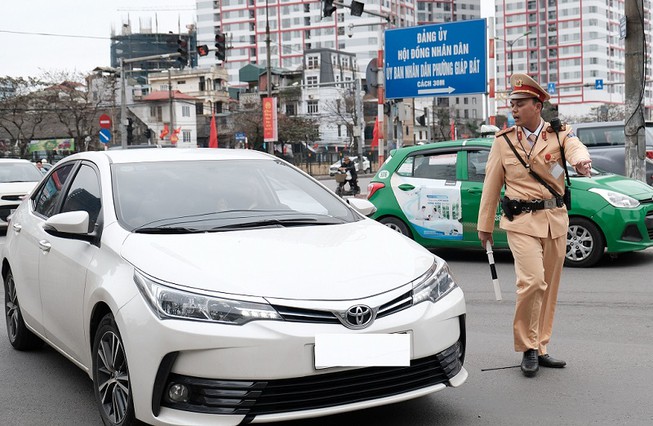 CSGT kiểm soát phương tiện giao thông. Ảnh: TP