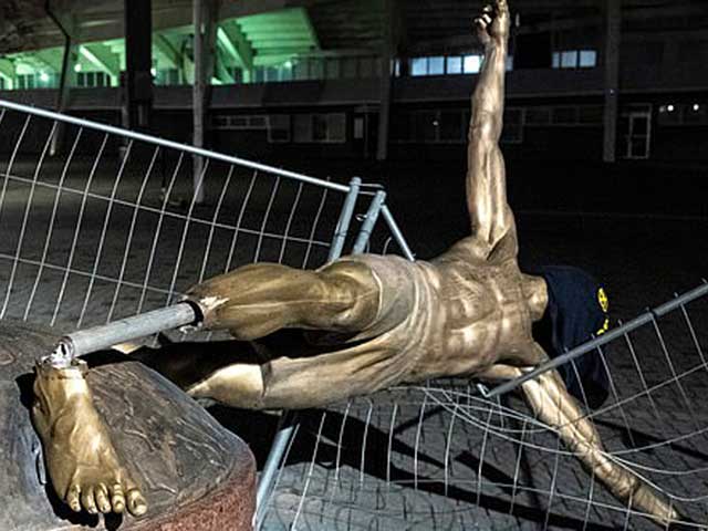 Bóng đá - Ibrahimovic đáp trả đúng chất "ngông" khi fan quá khích hủy hoại bức tượng