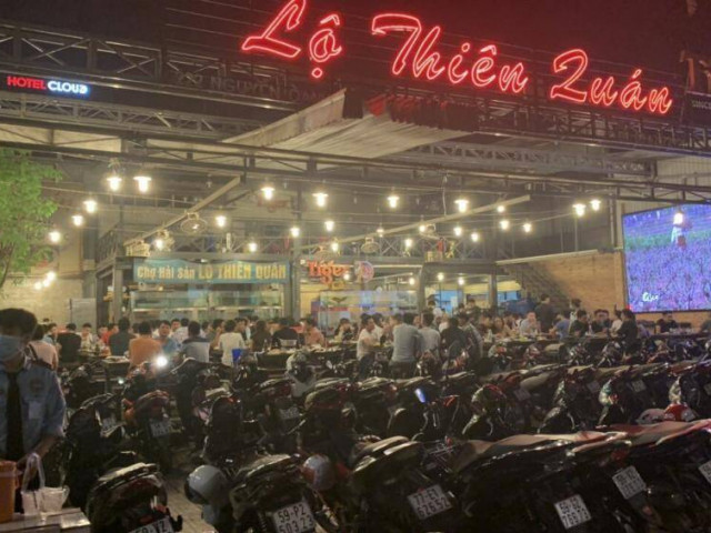 Tin tức trong ngày - Quán nhậu Sài Gòn đông nghịt người kề vai san sát, vô tư "chém gió"