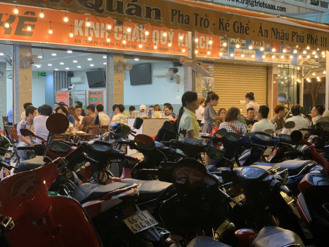 Chỉ thị 15 của Thủ tướng Chính phủ cho phép một số hàng quán mở cửa nhưng phải giữ khoảng cách an toàn, hầu hết các quán đều không chấp hành