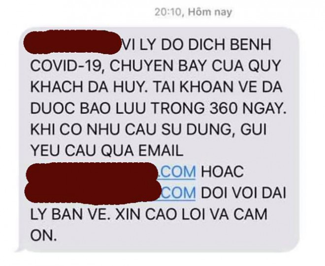 Không ít khách mua vé máy bay trong giai đoạn sau khi hết cách ly xã hội gặp phiền hà do chuyến bay bị huỷ. Ảnh tin nhắn hãng hàng không gửi cho khách hàng.