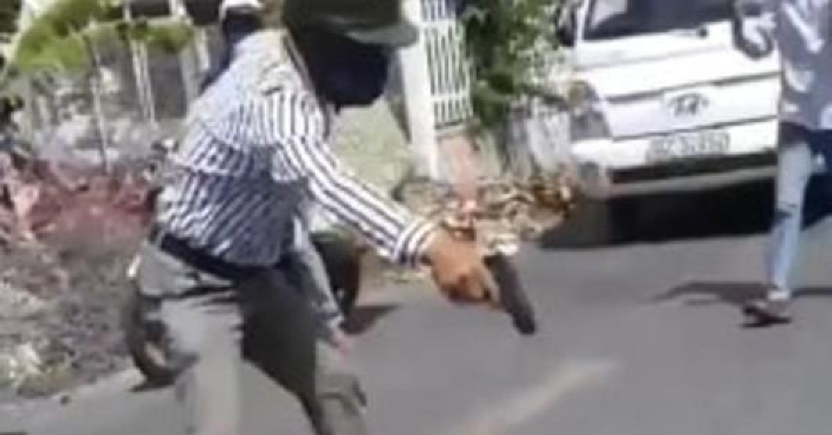 Pháp luật - Xôn xao clip thợ hồ cầm súng nhựa dọa tài xế xe tải sau va chạm giao thông