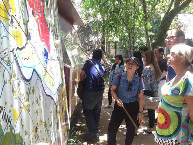 Du khách đến một điểm du lịch ở TP.HCM. Ảnh: Tú Uyên