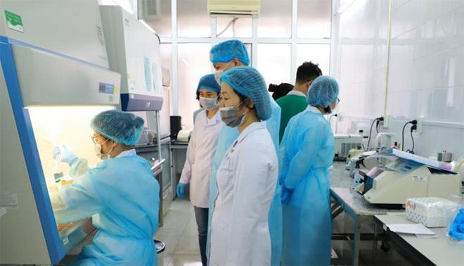 Cán bộ y tế tỉnh Quảng Ninh vận hành máy xét nghiệm virus SARS-CoV-2. (Ảnh: NLĐ)