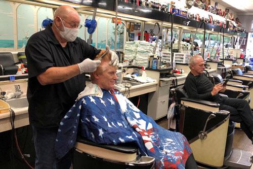 Một tiệm hớt tóc hoạt động trở lại tại TP Atlanta, bang Georgia - Mỹ hôm 24-4 Ảnh: REUTERS